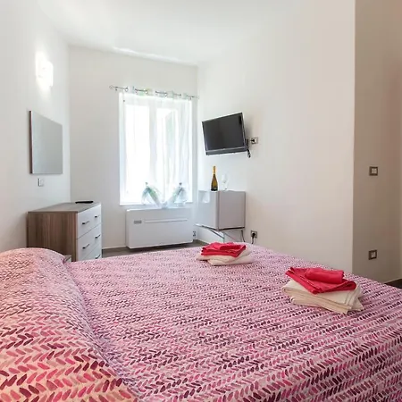 Nonna Adelina & Πανσιόν